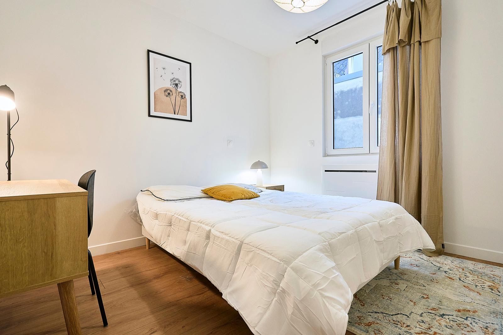 Chambre avec lit double et bureau