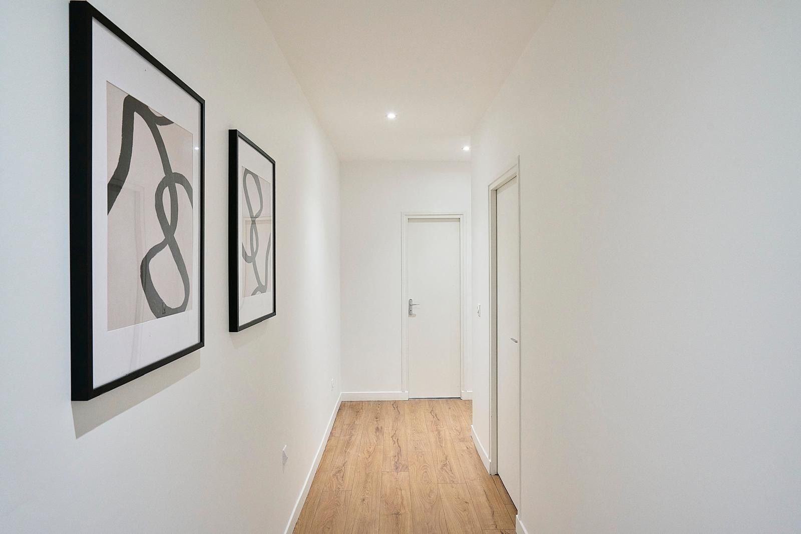 Couloir blanc avec parquet clair