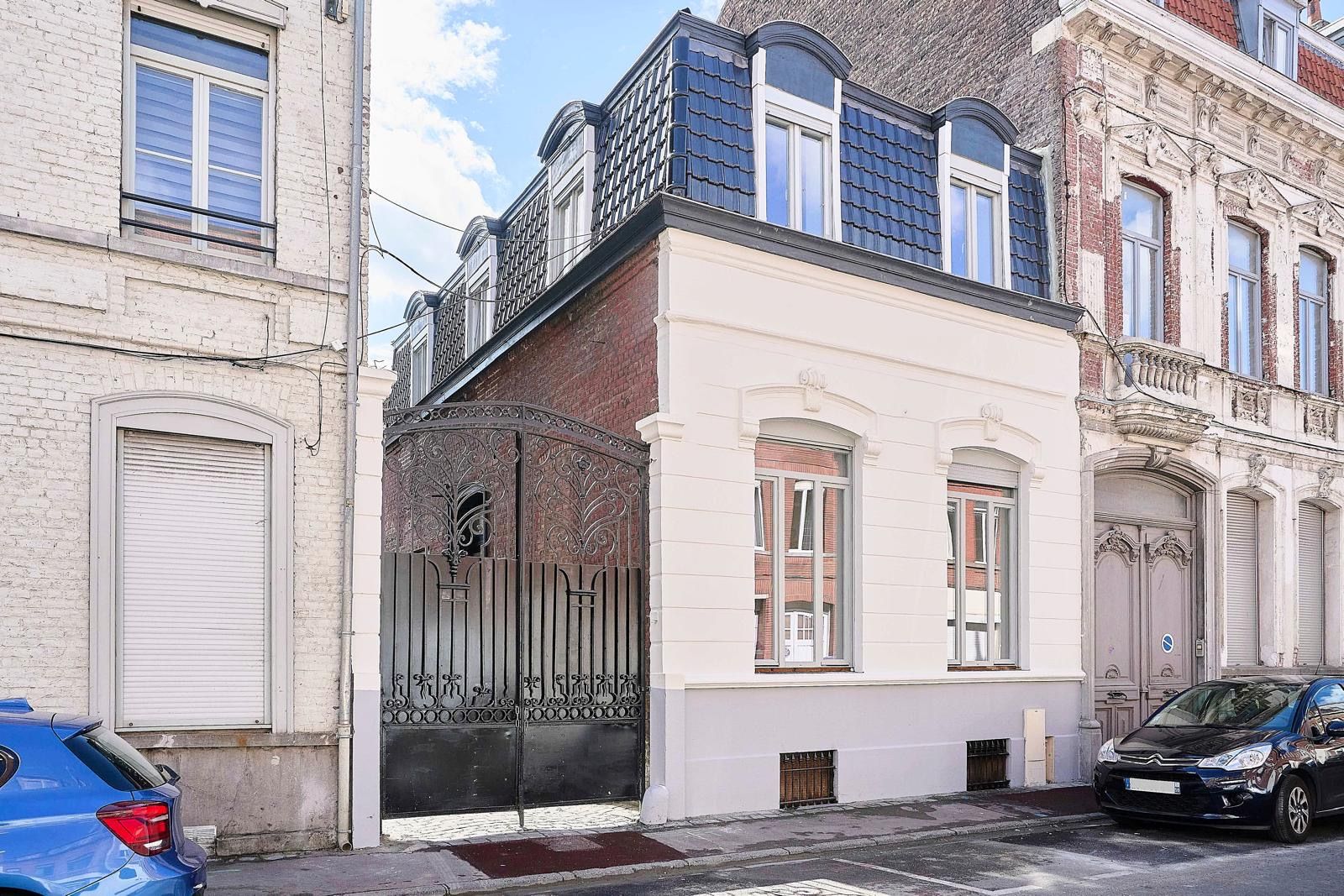 Façade blanche de la Résidence Daubenton avec portail en fer forgé, rue Daubenton à Roubaix