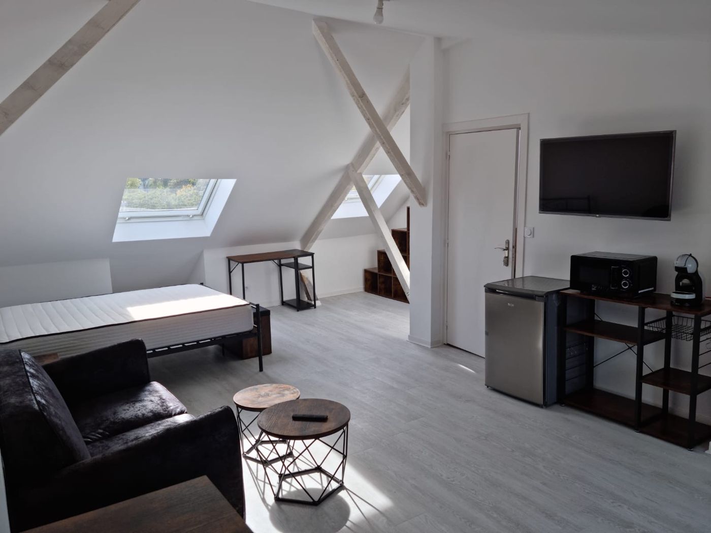 Chambre sous combles avec poutres apparentes
