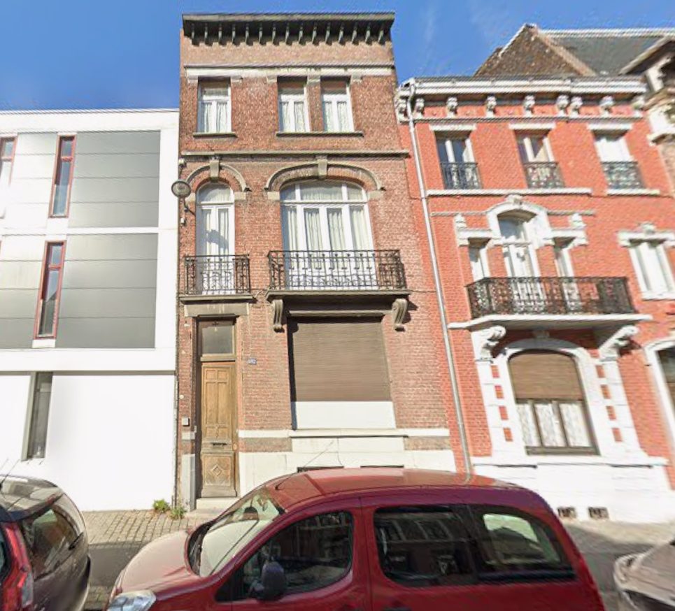 Façade en brique de la maison de maître au 182 rue de Lille, balcons en fer forgé